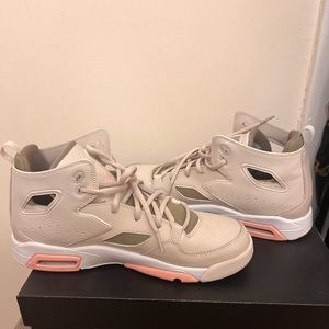 Jordan’s Girls Grade School FlightClub ‘91 GG Light Orewood Size 7.5y